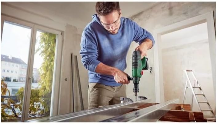 Bosch UniversalHammer 18V Akku-Bohrhammer mit SDS plus, inklusive Akku und Koffer, liegt auf einer Werkbank.