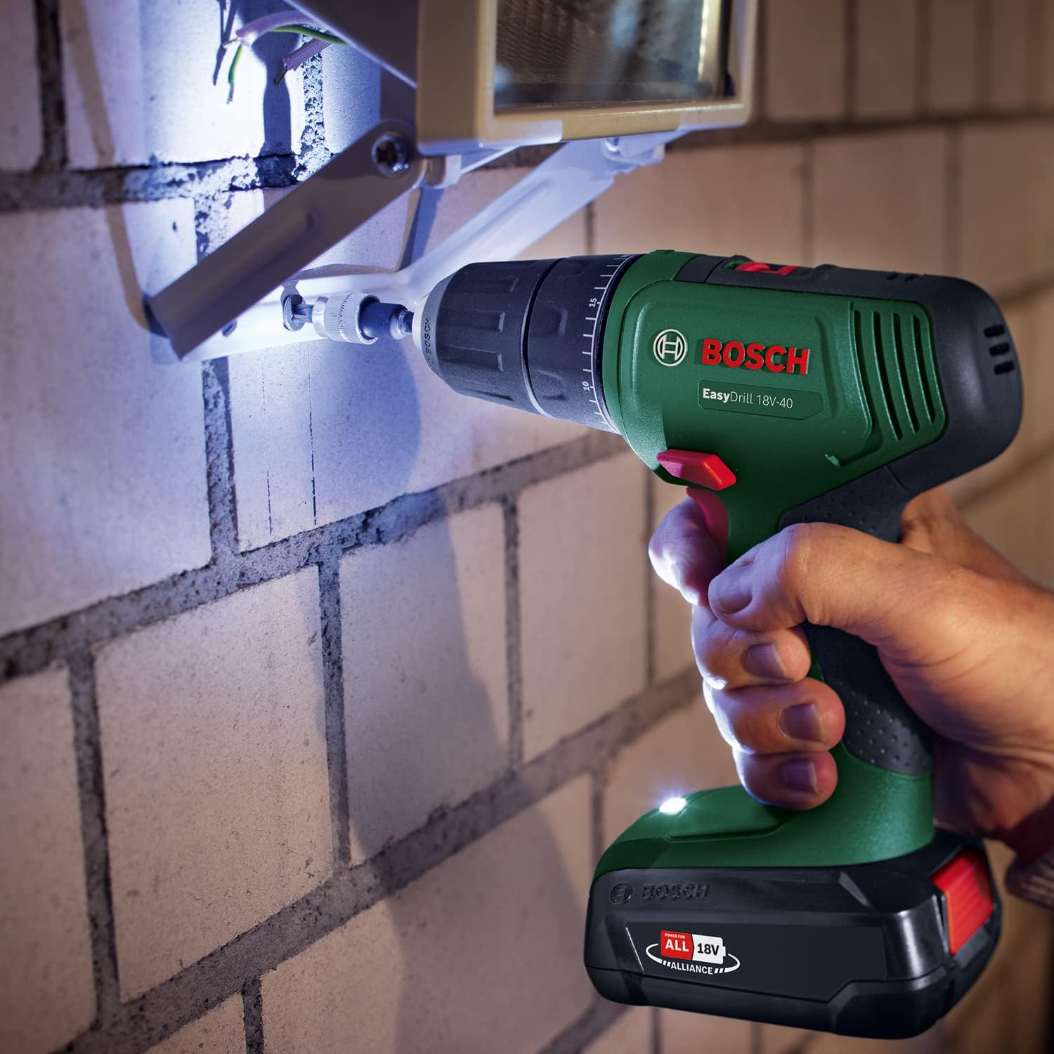 Bosch EasyDrill 18V-40 Akku-Bohrschrauber mit 2-Gang-Getriebe, zwei Akkus und Koffer, kompaktes Elektrowerkzeug für Heimgebrauch