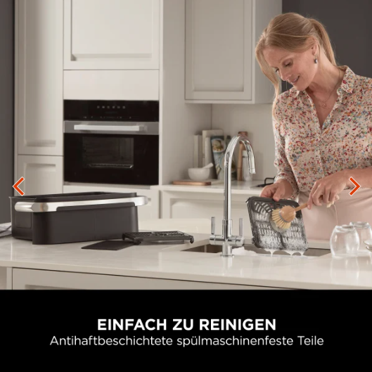 frau reinigt zubehör am becken