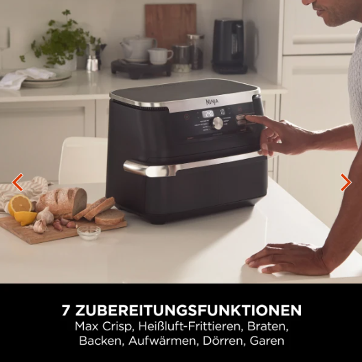 Familie serviert gemeinsam Essen aus der Heißluftfritteuse am Tisch