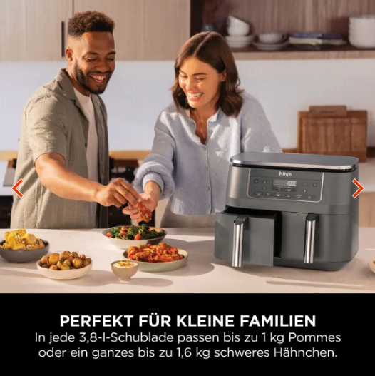 Mann serviert Essen aus Airfryer während Frau daneben steht