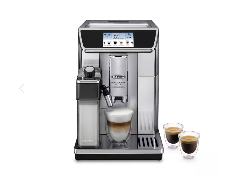 Silberner Kaffeevollautomat mit digitalem Display und zwei servierten Kaffeespezialitäten davor