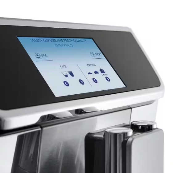 Nahaufnahme des Bedienfelds mit Touchscreen-Display auf dem Kaffeevollautomaten