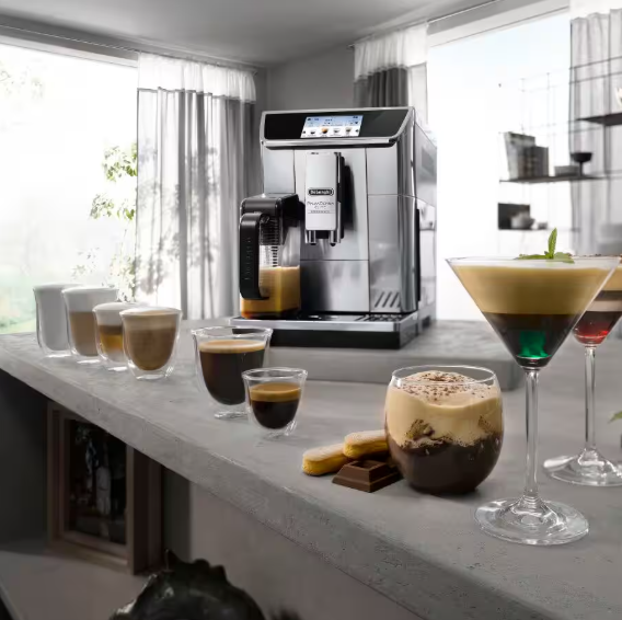 Kaffeevollautomat auf Küchentheke mit frischem Espresso im Glas, moderne Umgebung
