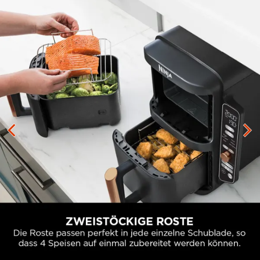Zwei Körbe werden entnommen – fertige Pommes und Chicken Wings