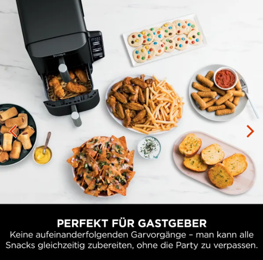 Knusprige Onion Rings mit Dip angerichtet in schwarzer Schale