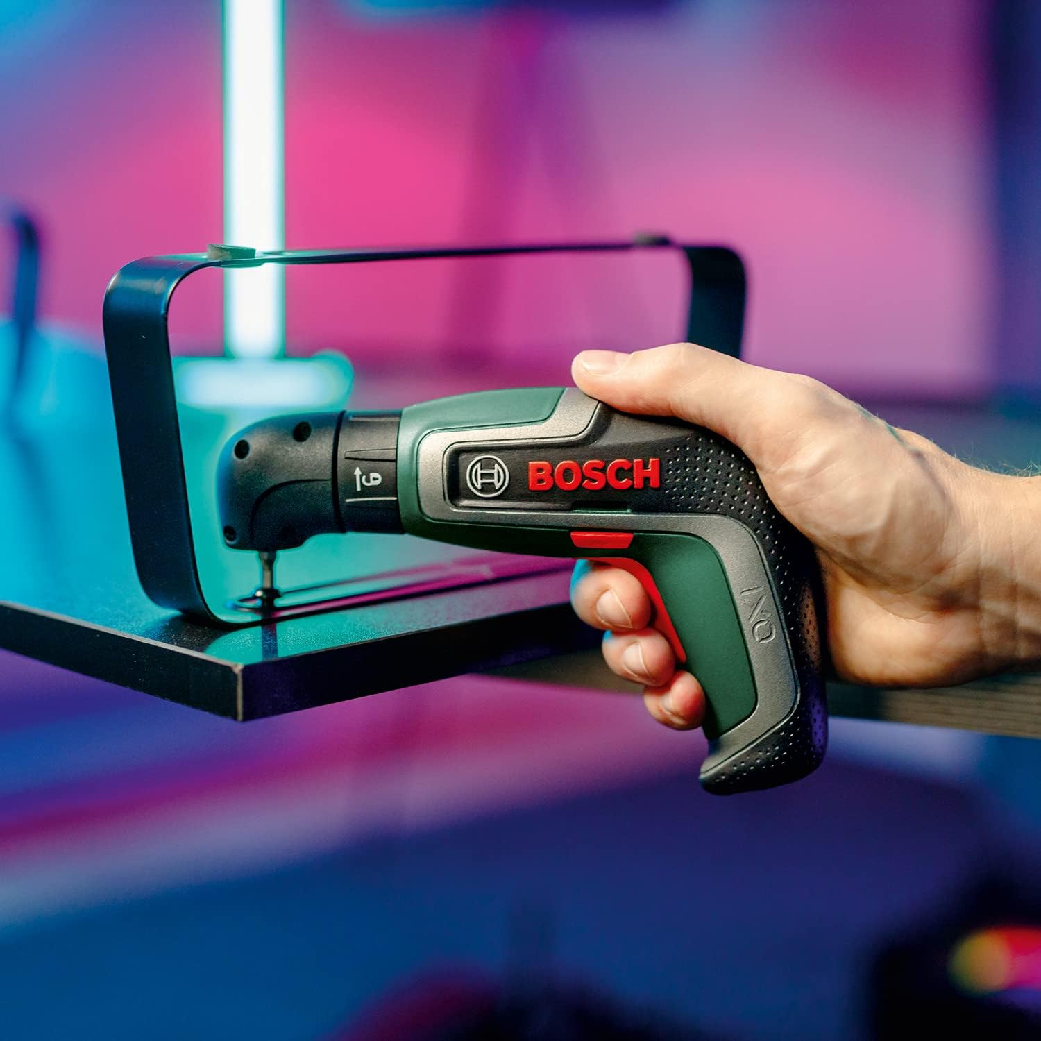 Bosch IXO 7 Akkuschrauber mit 3,6V, USB, Winkel-Aufsatz, kompakt, zum Schrauben und Montieren, in Gebrauch.