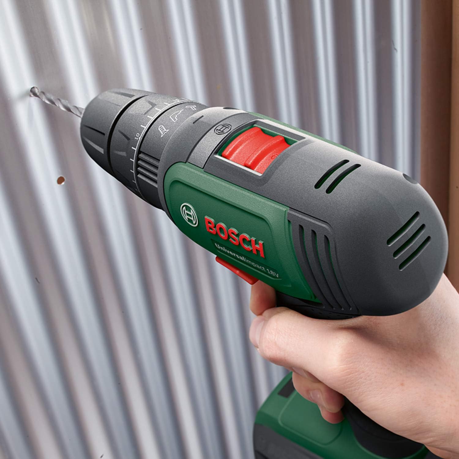 Bosch UniversalImpact 18V Akku Schlagbohrschrauber mit 2-Gang-Getriebe im Koffer, schwarz und orange, auf Werkbank liegend