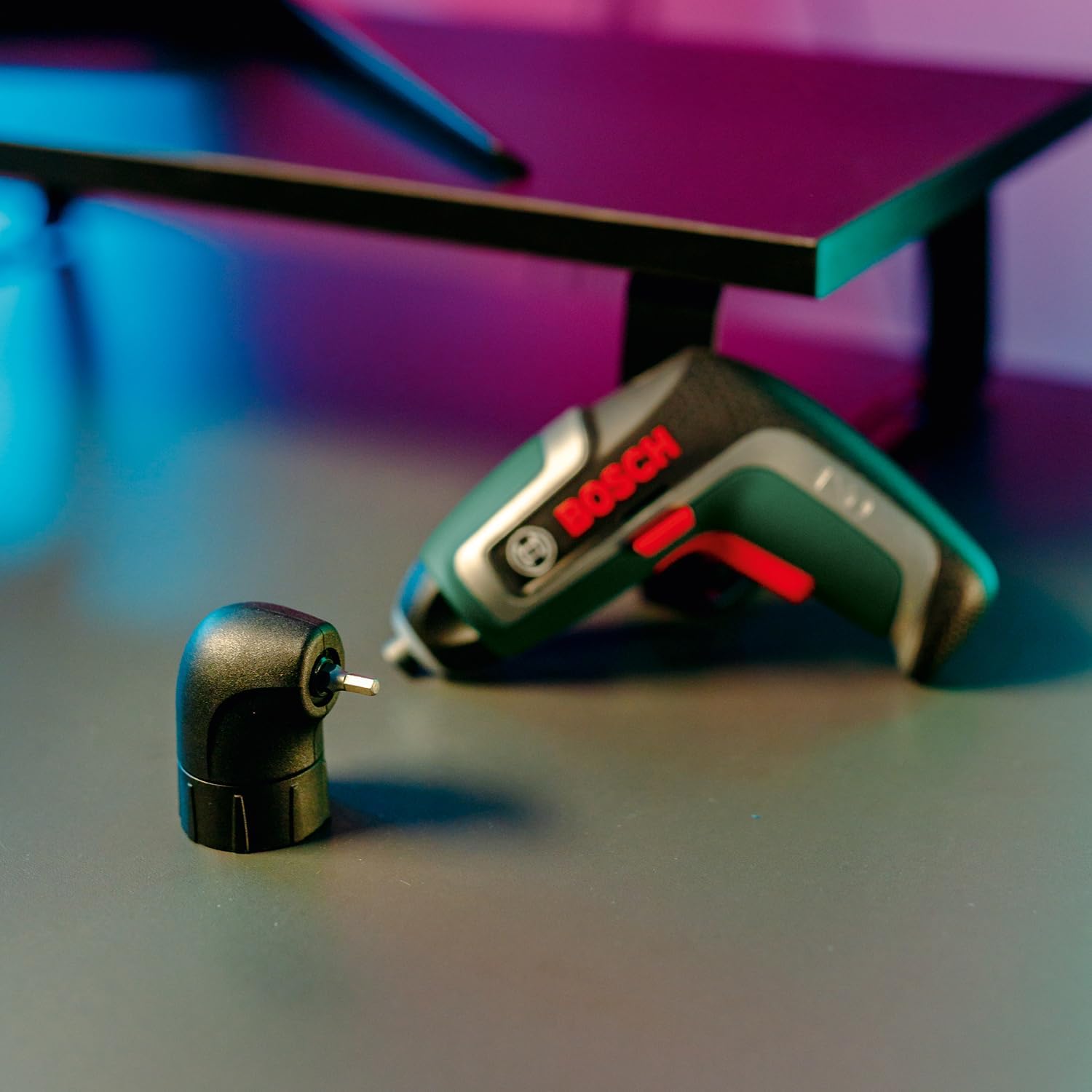 Bosch IXO 7 Akkuschrauber mit 3,6V, USB, Winkel-Aufsatz, kompaktes Design, zum Schrauben bis 190 Schrauben