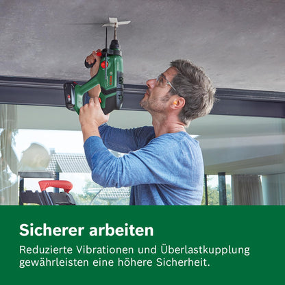 Bosch UniversalHammer 18V Akku-Bohrhammer mit SDS plus, inklusive Akku und Koffer, in Gebrauch mit Bohrarbeiten zu sehen