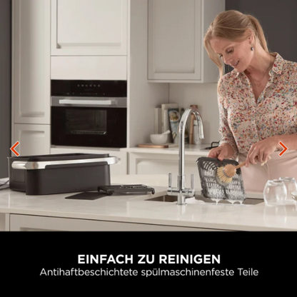 frau reinigt zubehör am becken