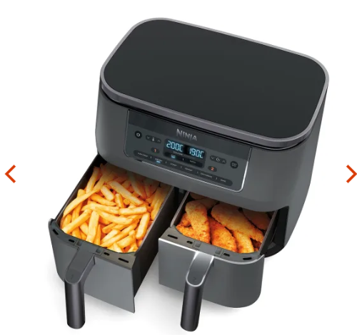 Offener Ninja Airfryer mit zwei Frittierkörben voller Pommes