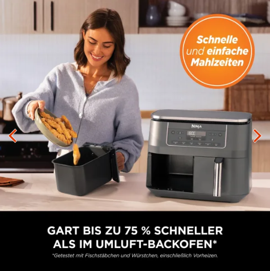 Zwei Personen in der Küche bedienen den Airfryer gemeinsam