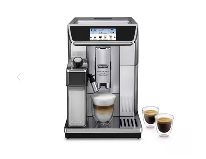 Silberner Kaffeevollautomat mit digitalem Display und zwei servierten Kaffeespezialitäten davor
