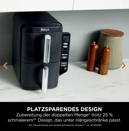 Zwei Frittierkörbe mit unterschiedlichen Speisen nebeneinander
